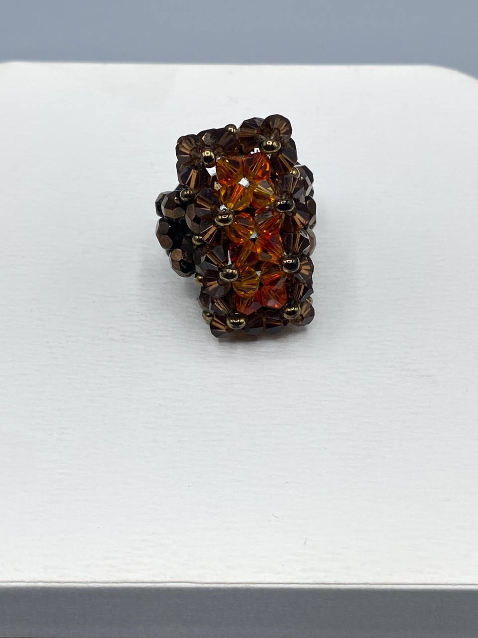 Bague cocktail en cristaux facettés tissés, tons ambre et brun fumé