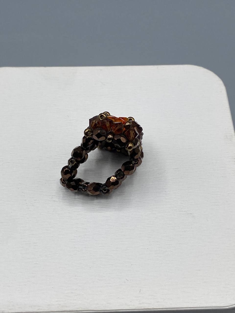 Bague cocktail en cristaux facettés tissés, tons ambre et brun fumé