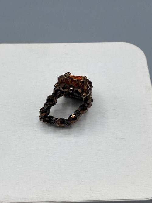 Bague cocktail en cristaux facettés tissés, tons ambre et brun fumé