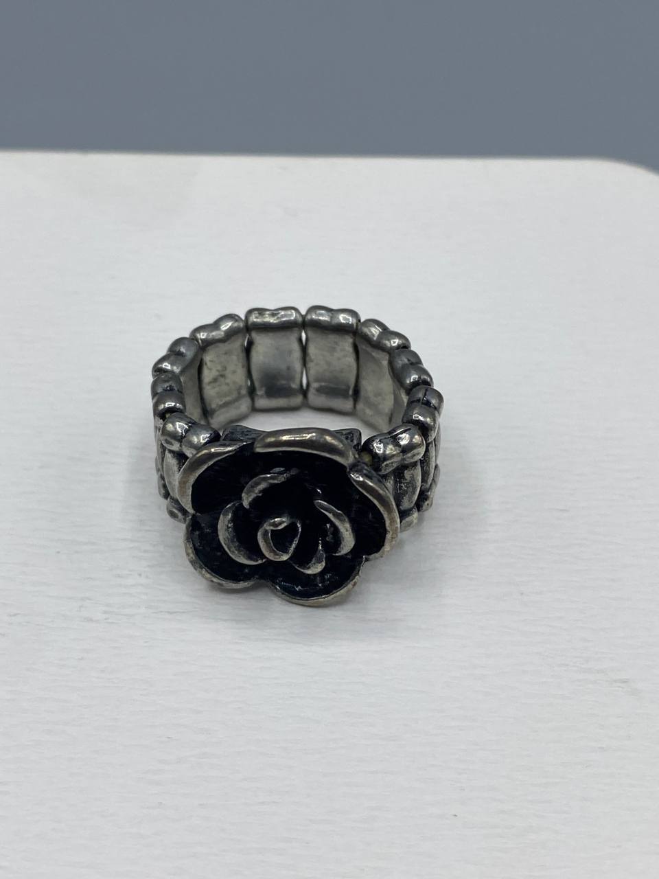 Bague fantaisie rose sculptée noire, anneau élastique plastique argenté vieilli