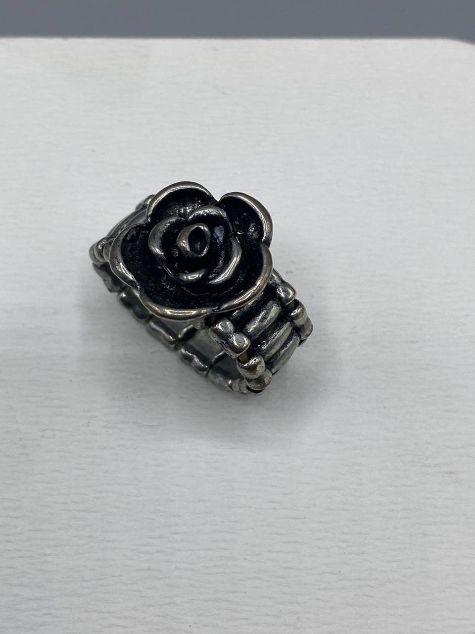 Bague fantaisie rose sculptée noire, anneau élastique plastique argenté vieilli