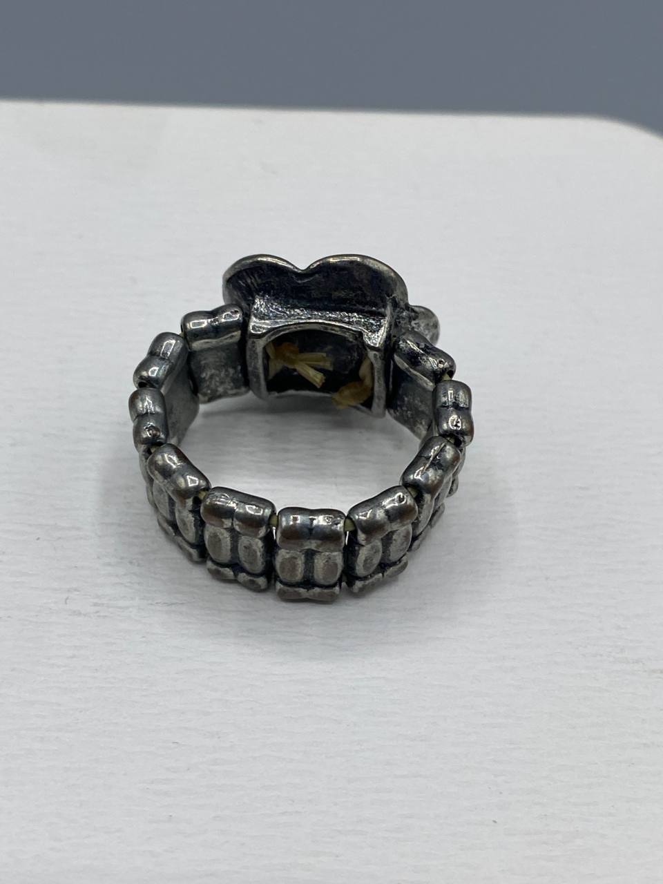 Bague fantaisie rose sculptée noire, anneau élastique plastique argenté vieilli