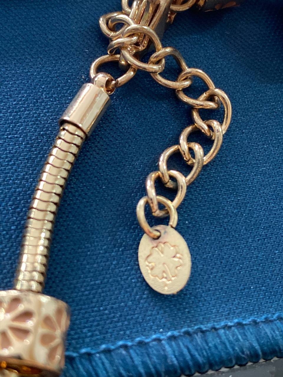 Bracelet charms doré serpentine, perles émaillées caramel et charms ajourés floraux