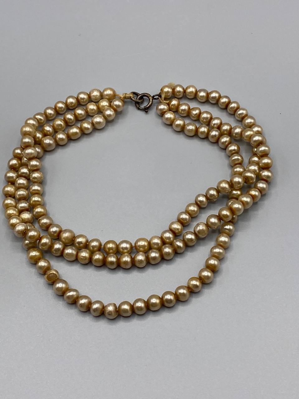 Collier ras-du-cou en perles nacrées champagne doré, triple rang