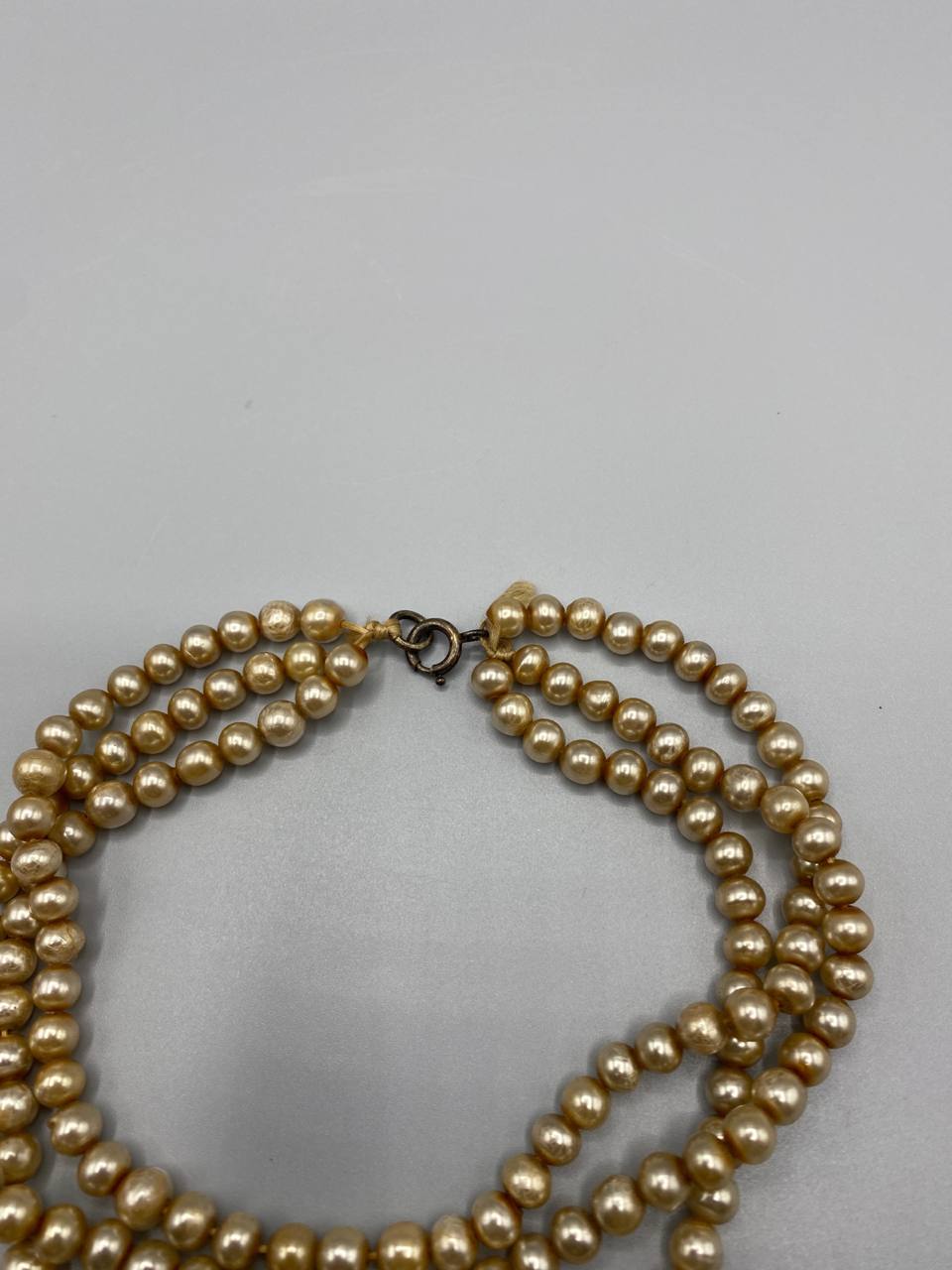 Collier ras-du-cou en perles nacrées champagne doré, triple rang