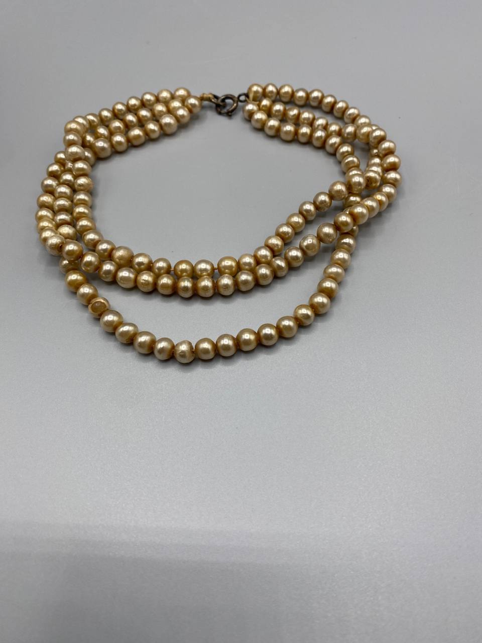 Collier ras-du-cou en perles nacrées champagne doré, triple rang