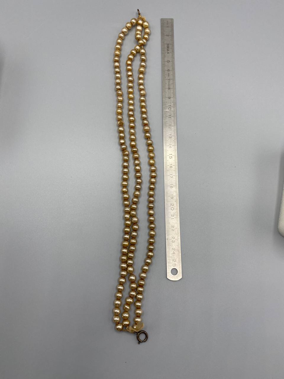 Collier ras-du-cou en perles nacrées champagne doré, triple rang