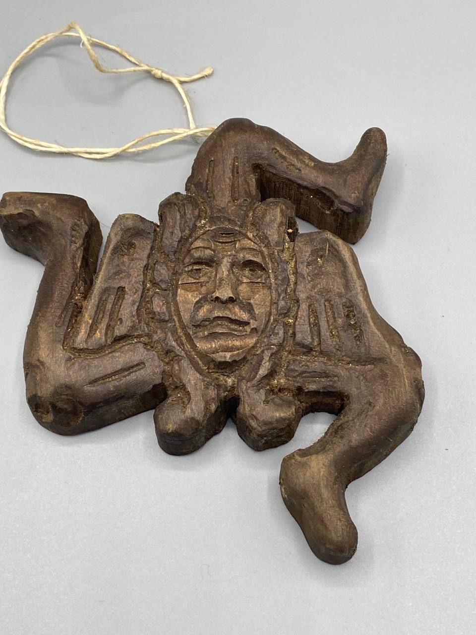 Trinacrie en bois sculpté – Symbole de Sicile – À suspendre