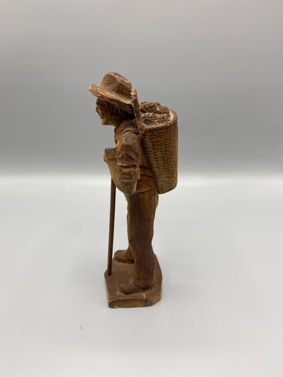 Figurine en bois sculpté – Vendangeur à la hotte – Art populaire