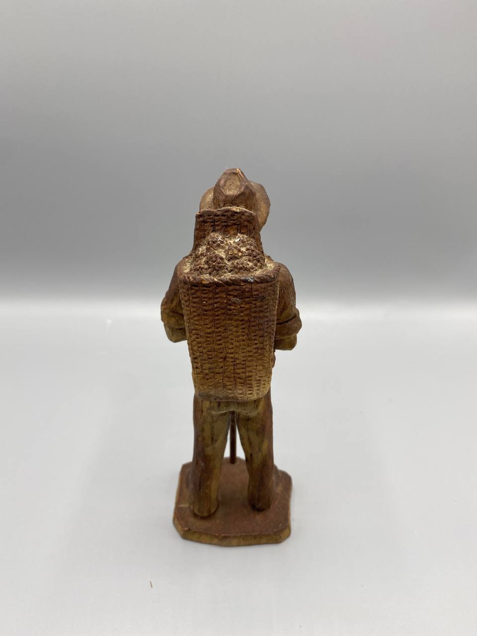 Figurine en bois sculpté – Vendangeur à la hotte – Art populaire