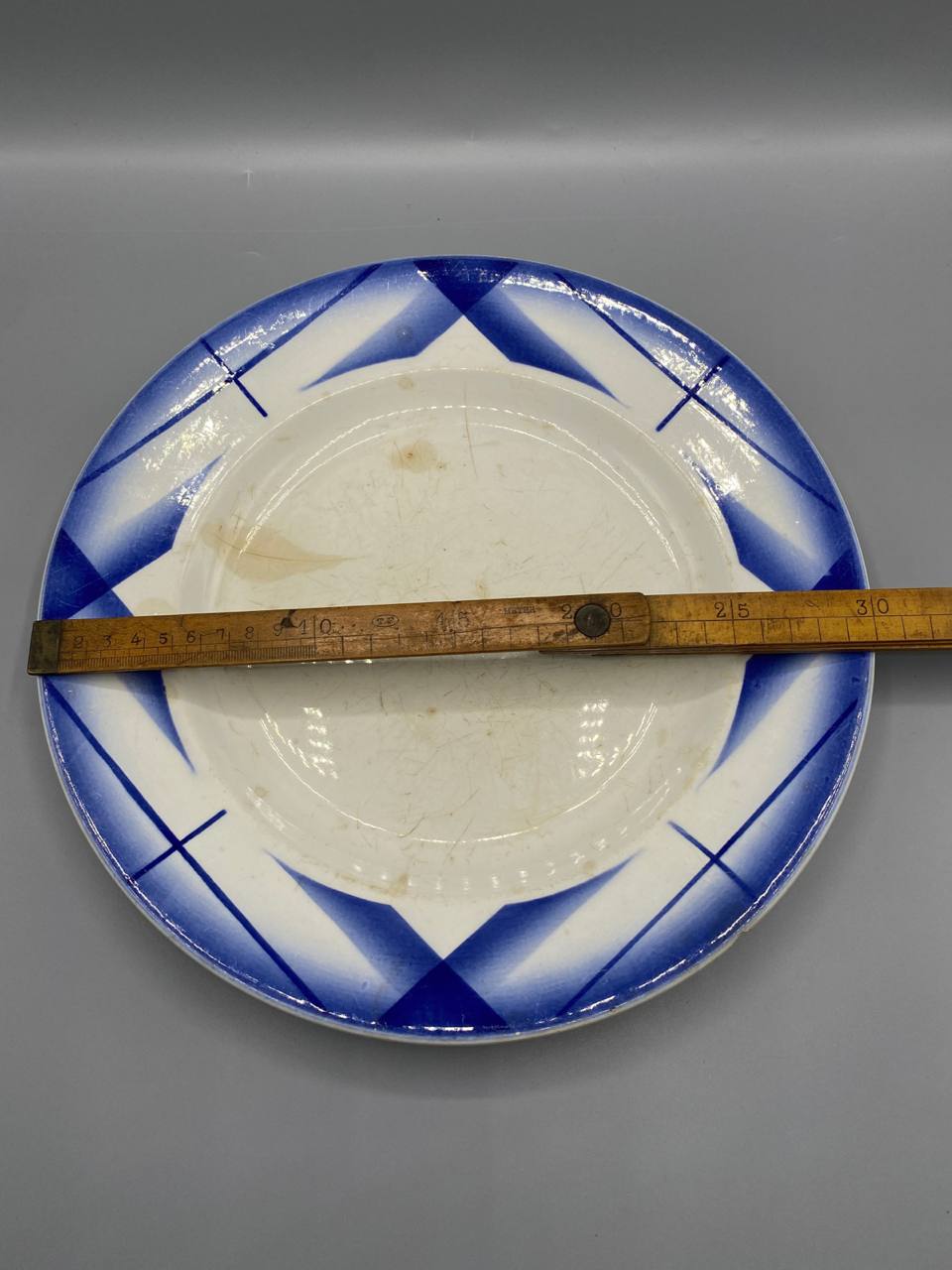 Assiette plate faïence Digoin Sarreguemines – Décor géométrique bleu cobalt – Artix