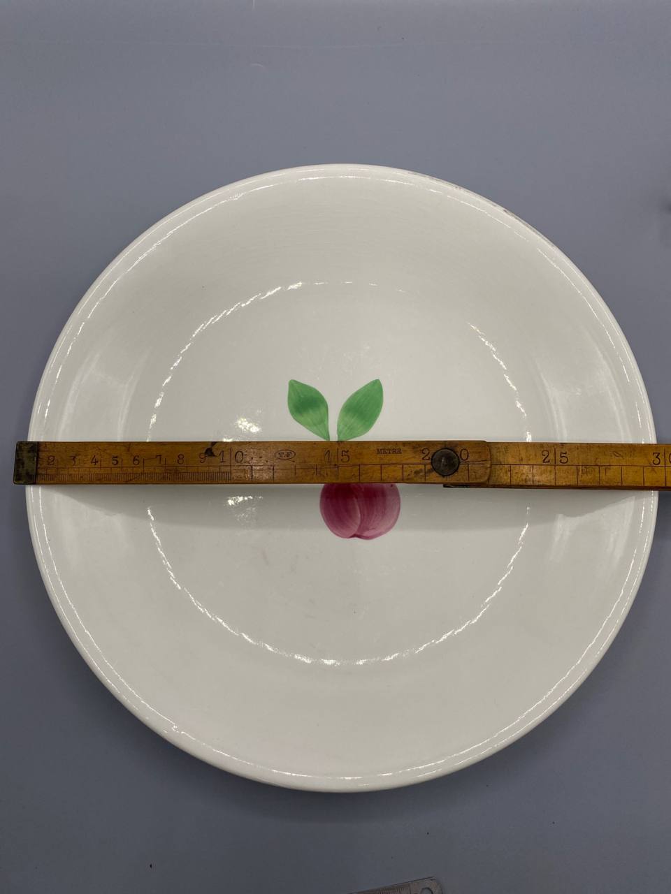 Plat de service rond faïence Gien – Décor prune peint main – Création Primefleur Normandie