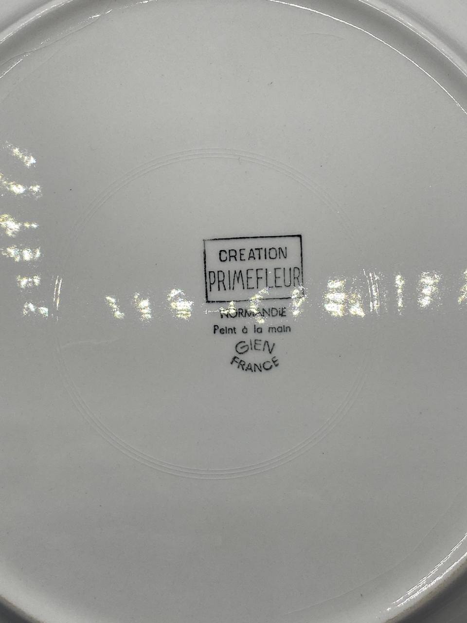 Plat de service rond faïence Gien – Décor prune peint main – Création Primefleur Normandie