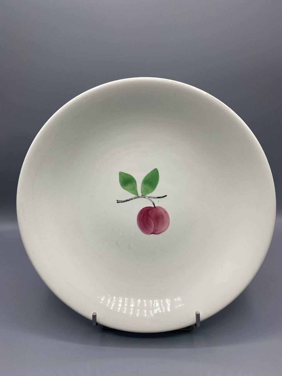 Plat de service rond faïence Gien – Décor prune peint main – Création Primefleur Normandie