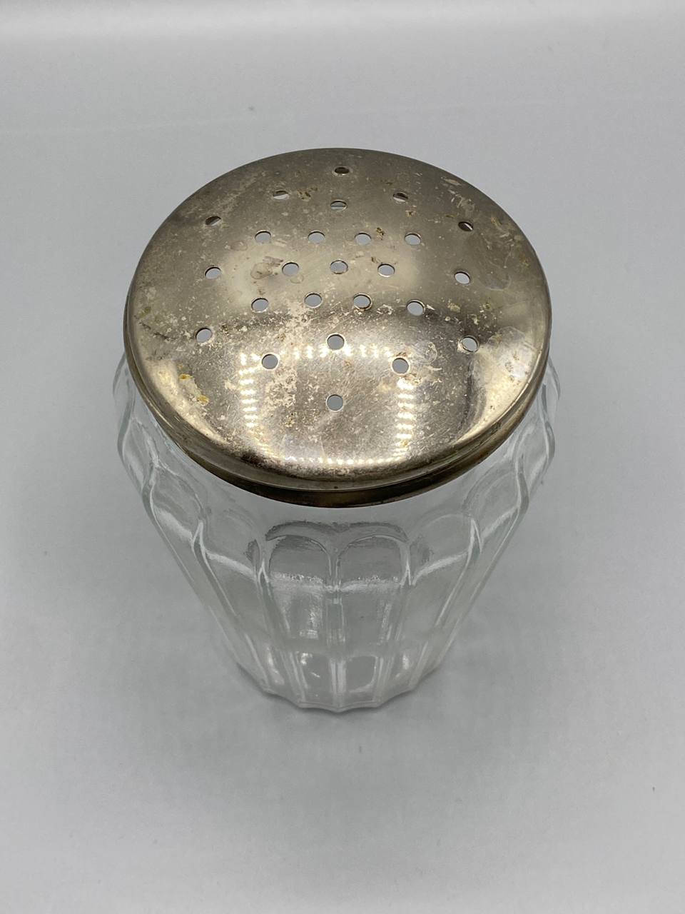 Saupoudreuse verre moulé taillé – Couvercle métal argenté – Marque Jelly France – Art Déco