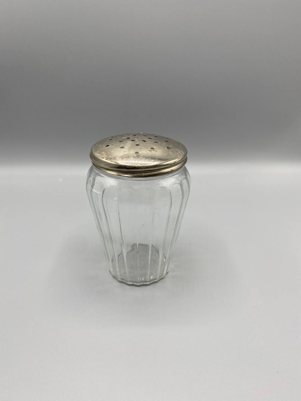 Saupoudreuse verre moulé taillé – Couvercle métal argenté – Marque Jelly France – Art Déco