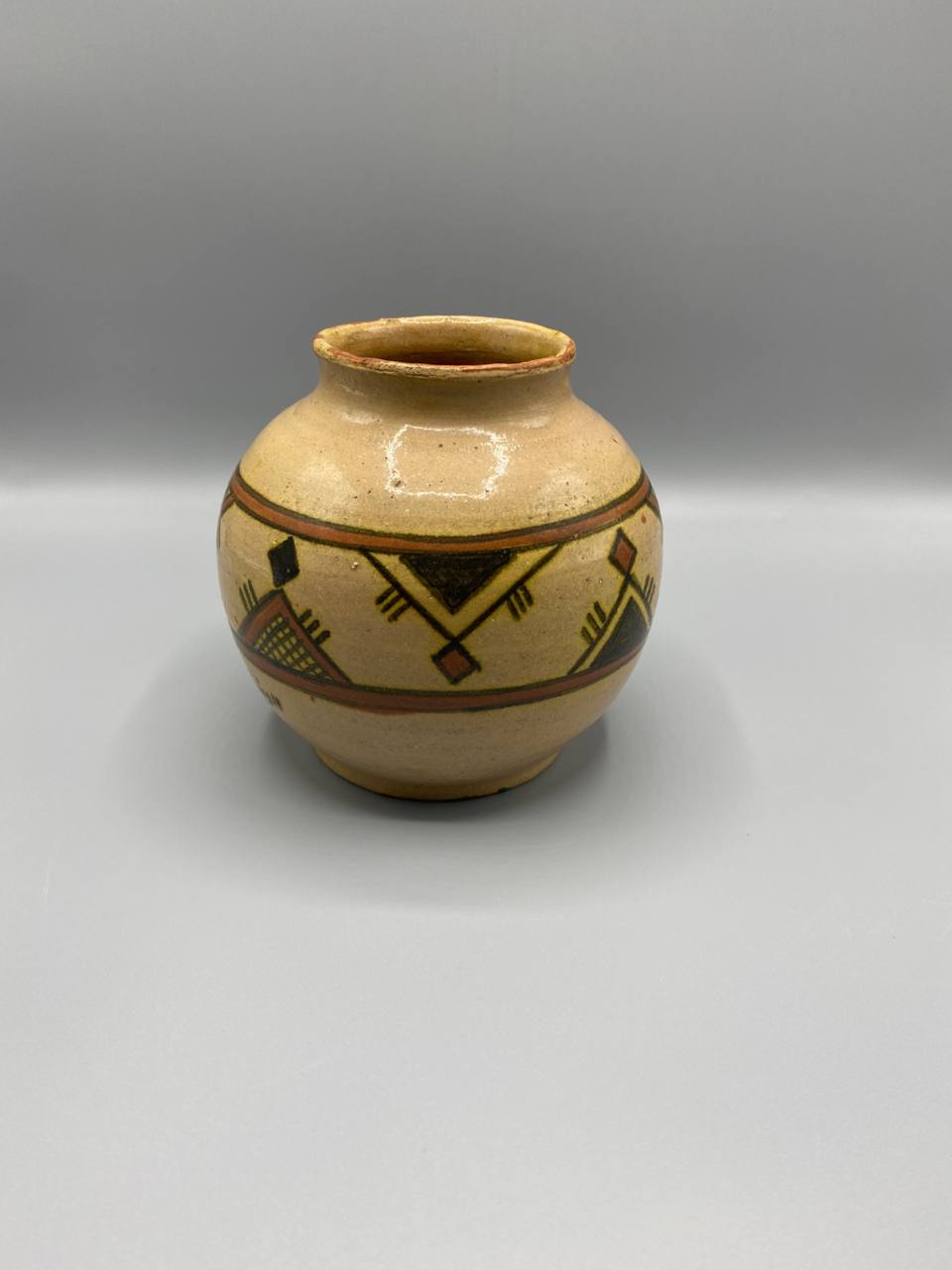 Vase boule poterie de Fès – Décor géométrique berbère peint main – Atelier Guissa Maroc