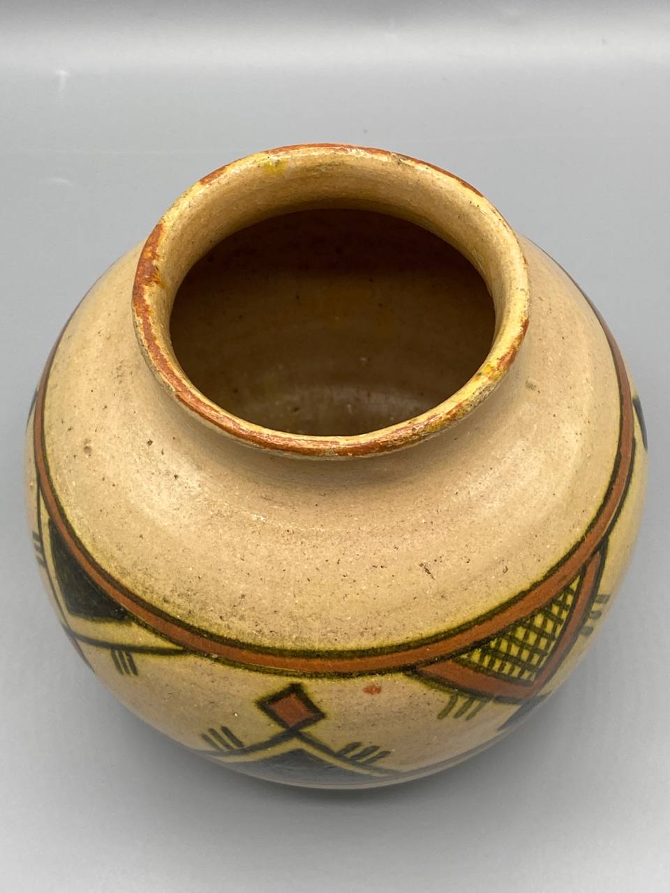 Vase boule poterie de Fès – Décor géométrique berbère peint main – Atelier Guissa Maroc