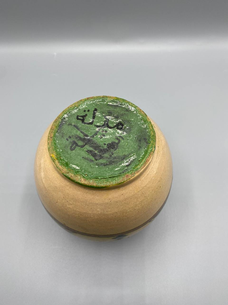 Vase boule poterie de Fès – Décor géométrique berbère peint main – Atelier Guissa Maroc