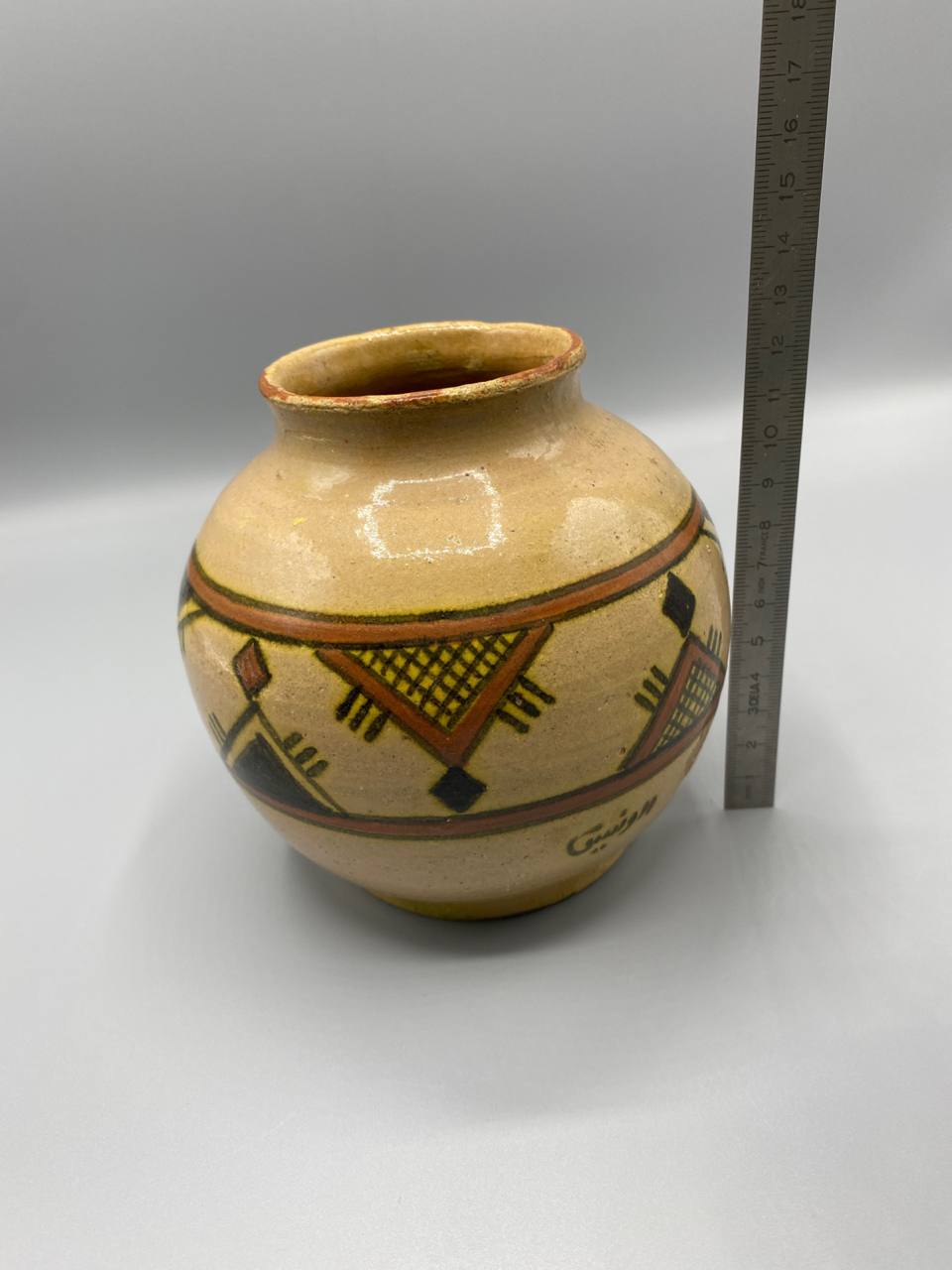 Vase boule poterie de Fès – Décor géométrique berbère peint main – Atelier Guissa Maroc