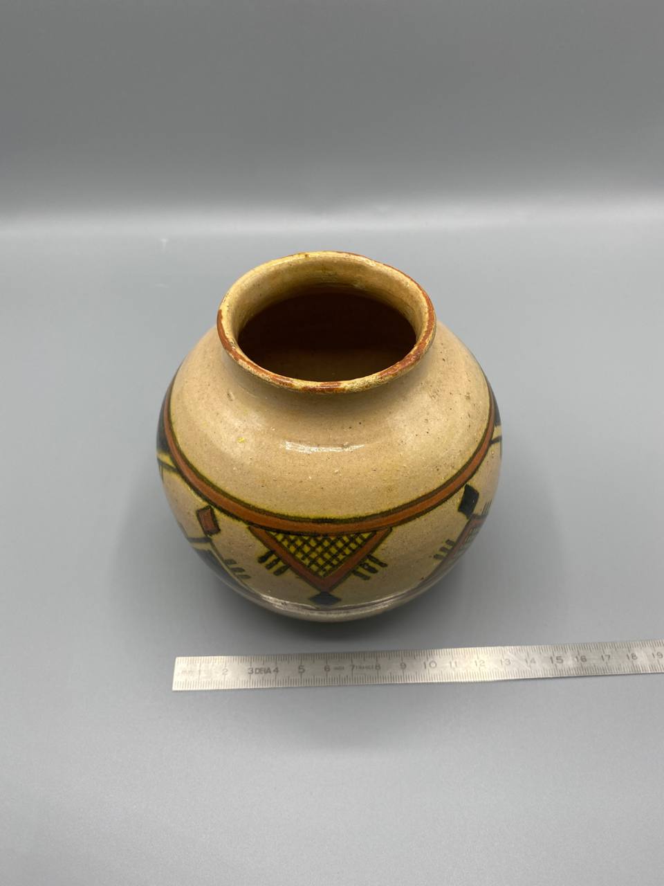 Vase boule poterie de Fès – Décor géométrique berbère peint main – Atelier Guissa Maroc