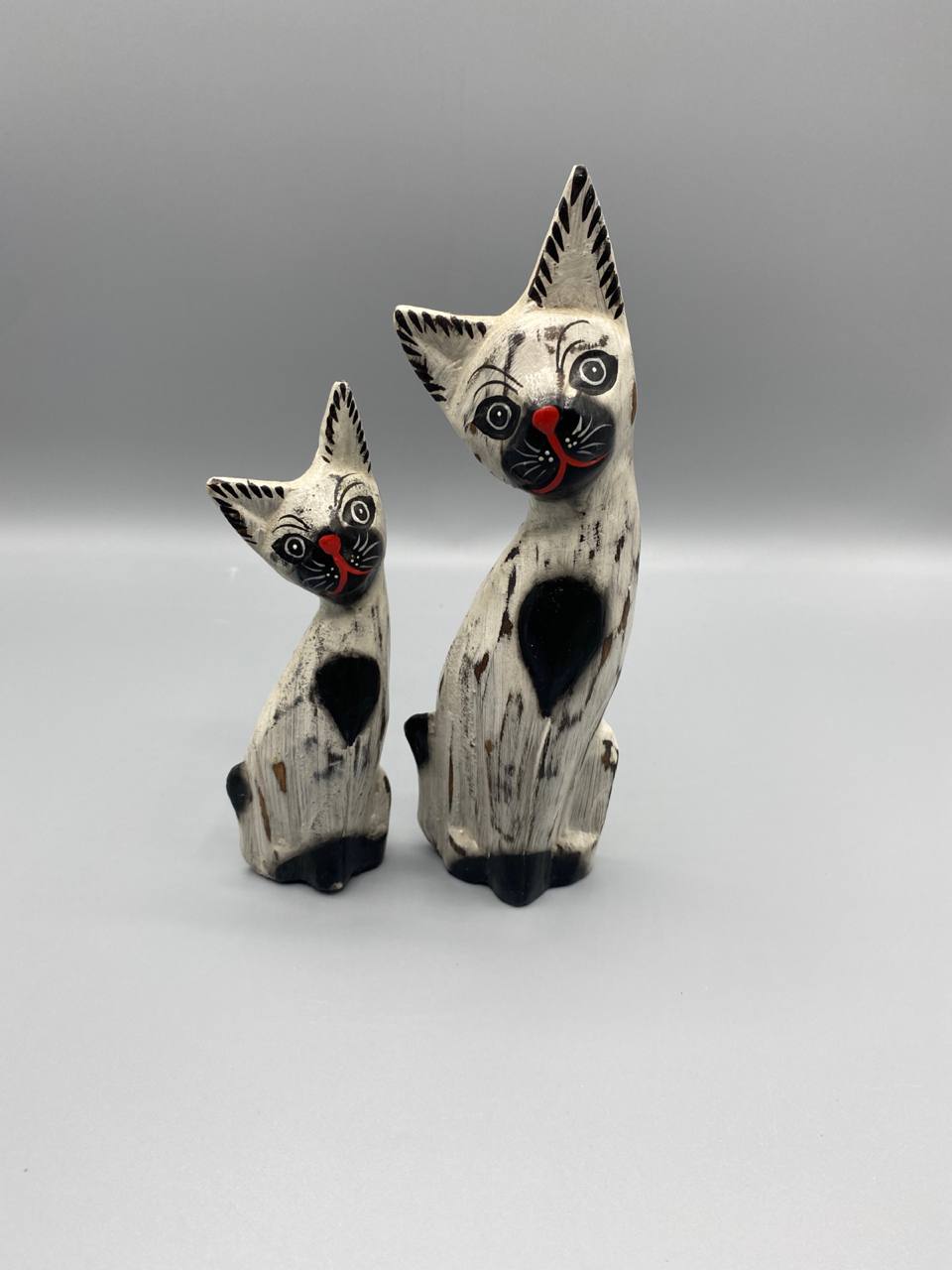 Paire de chats siamois bois sculpté peint – Folk art balinais – Lot de 2