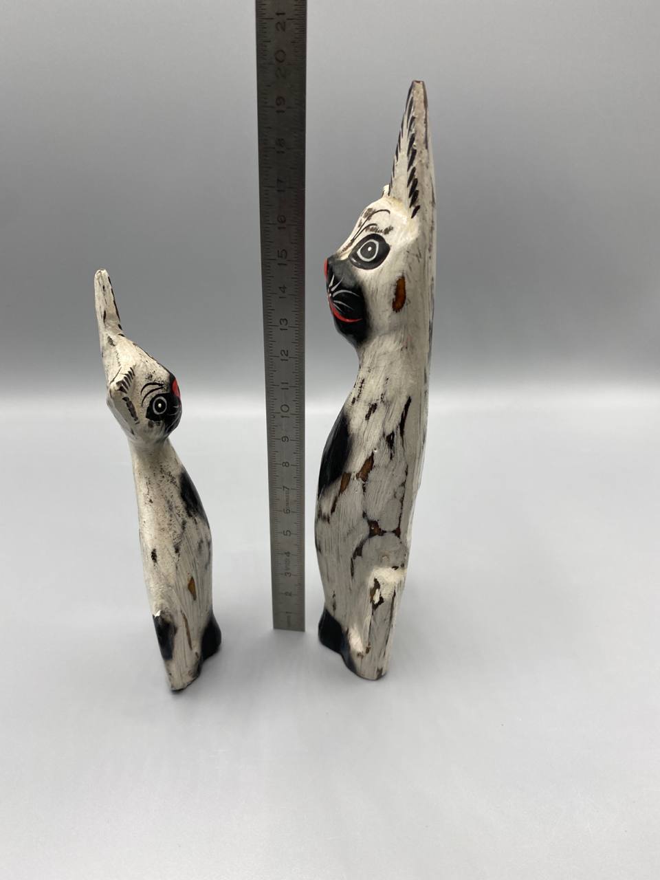 Paire de chats siamois bois sculpté peint – Folk art balinais – Lot de 2
