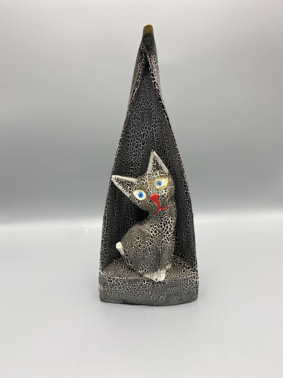 Sculpture chat bois laqué craquellé – Forme conique – Folk art balinais