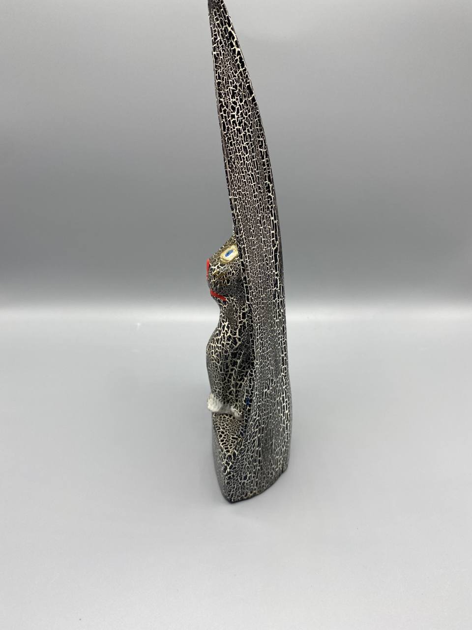 Sculpture chat bois laqué craquellé – Forme conique – Folk art balinais