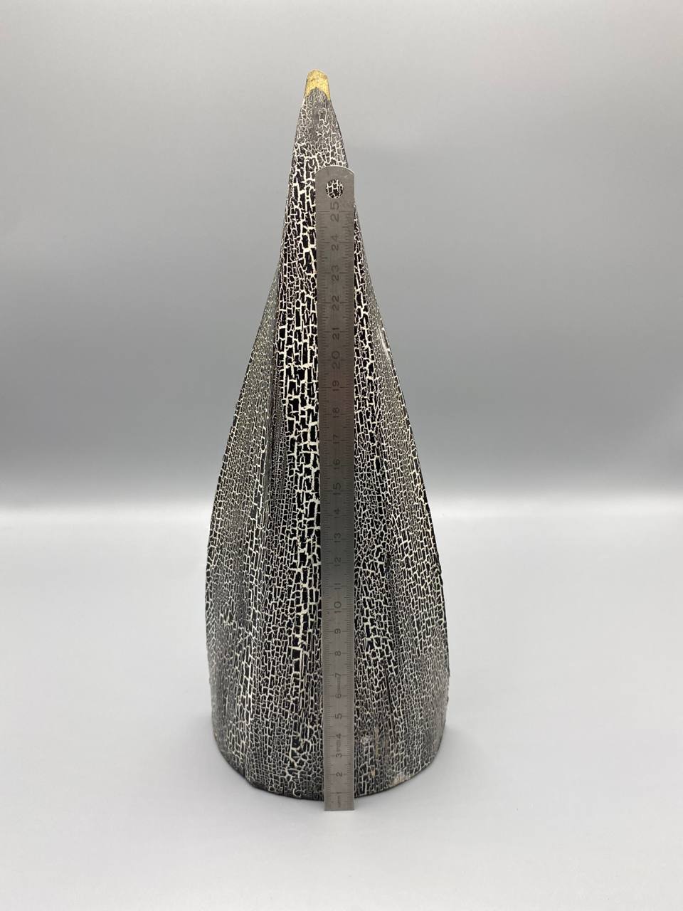 Sculpture chat bois laqué craquellé – Forme conique – Folk art balinais