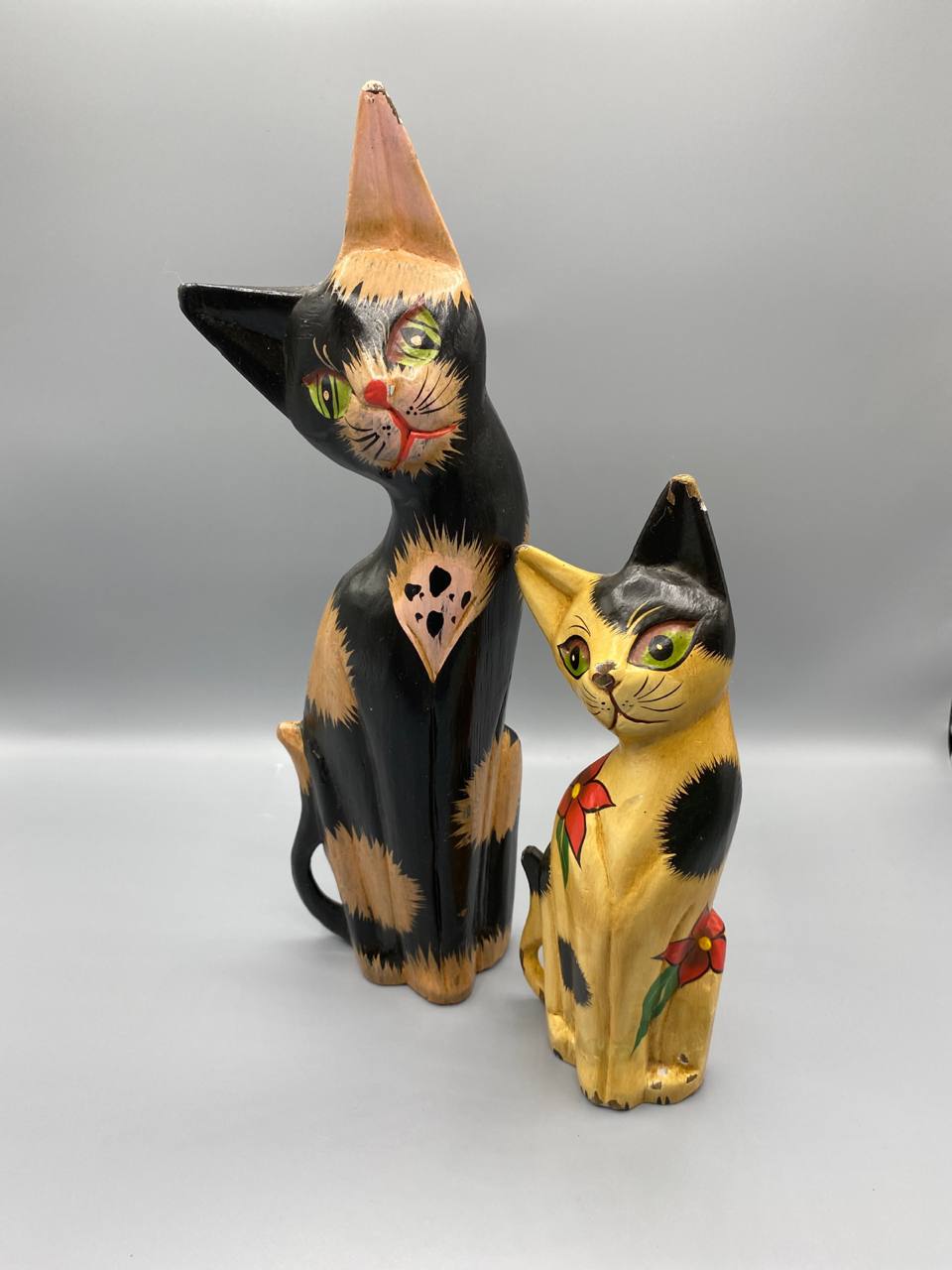 Paire de chats bois sculpté peint – Décor fauve et noir – Folk art balinais – Lot de 2