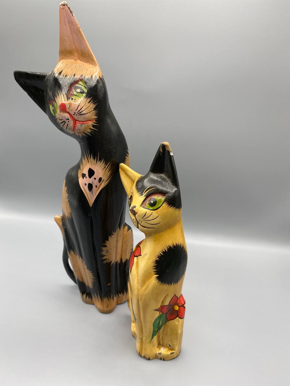 Paire de chats bois sculpté peint – Décor fauve et noir – Folk art balinais – Lot de 2