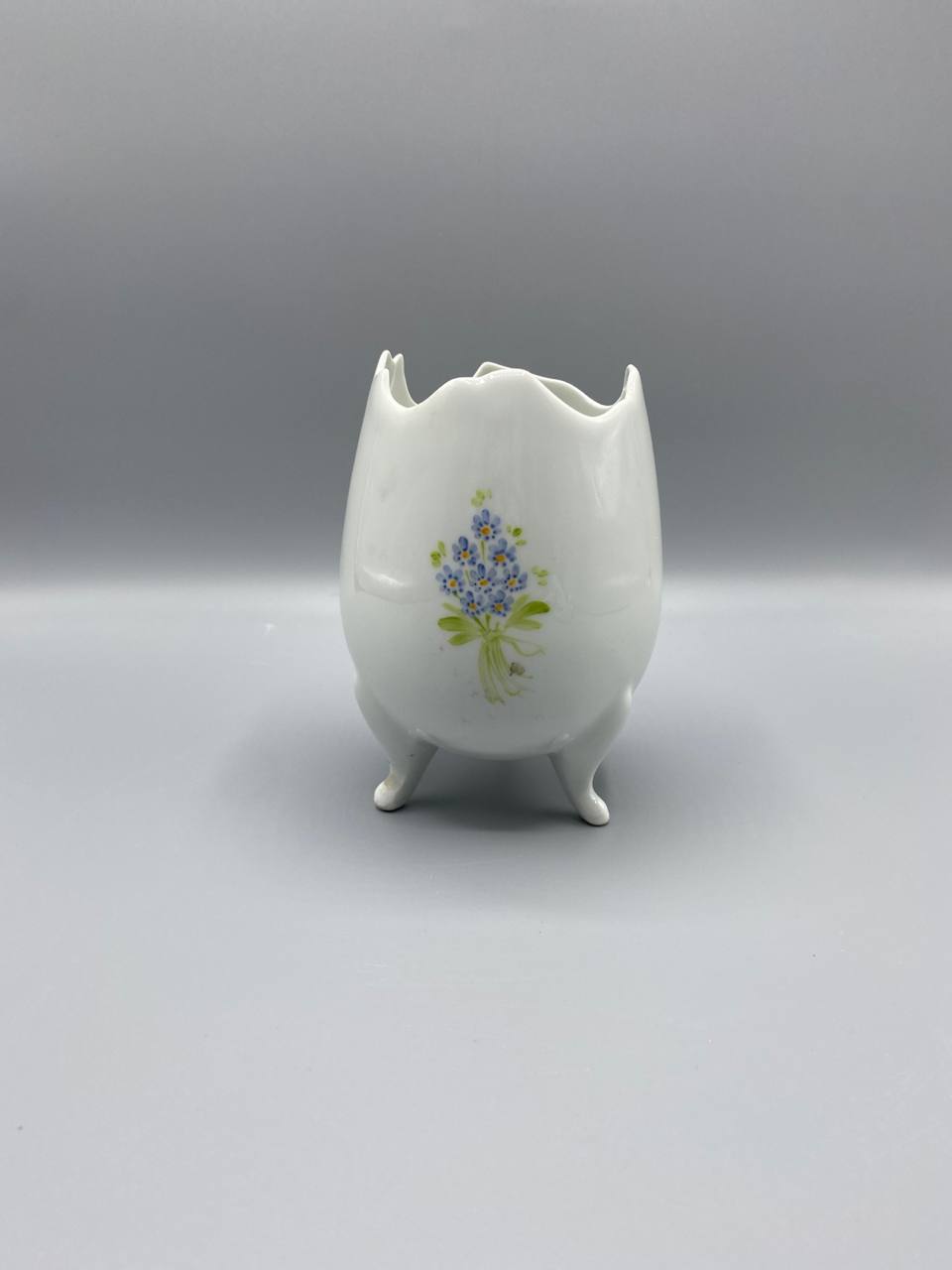 Vase oeuf tripode porcelaine – Décor myosotis peint main – Style romantique