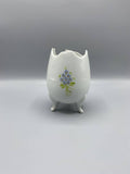 Vase oeuf tripode porcelaine – Décor myosotis peint main – Style romantique