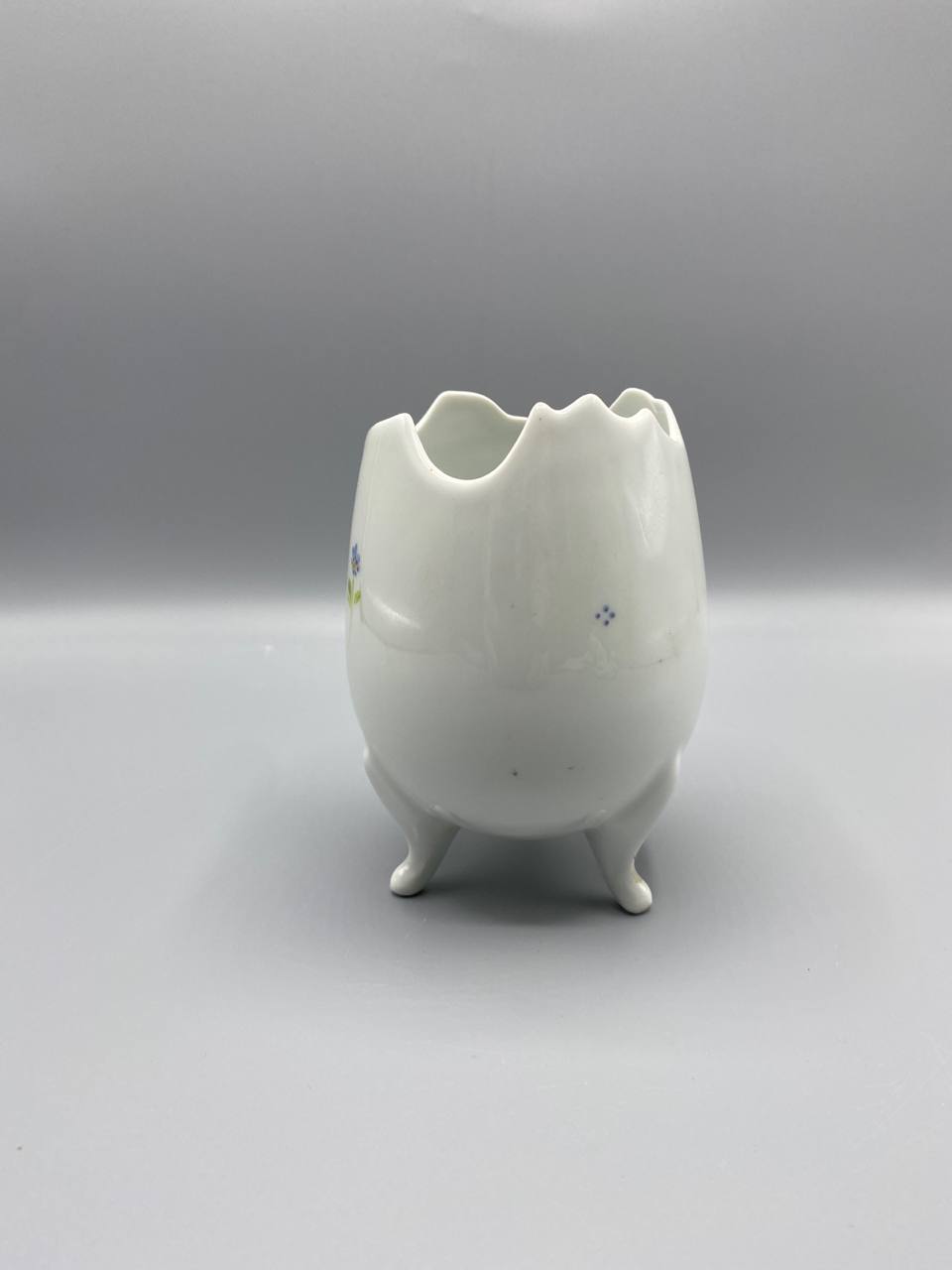 Vase oeuf tripode porcelaine – Décor myosotis peint main – Style romantique