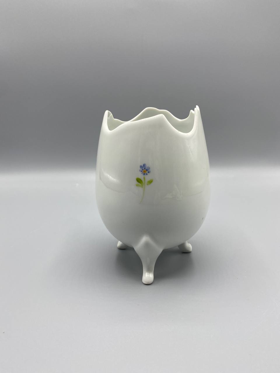Vase oeuf tripode porcelaine – Décor myosotis peint main – Style romantique