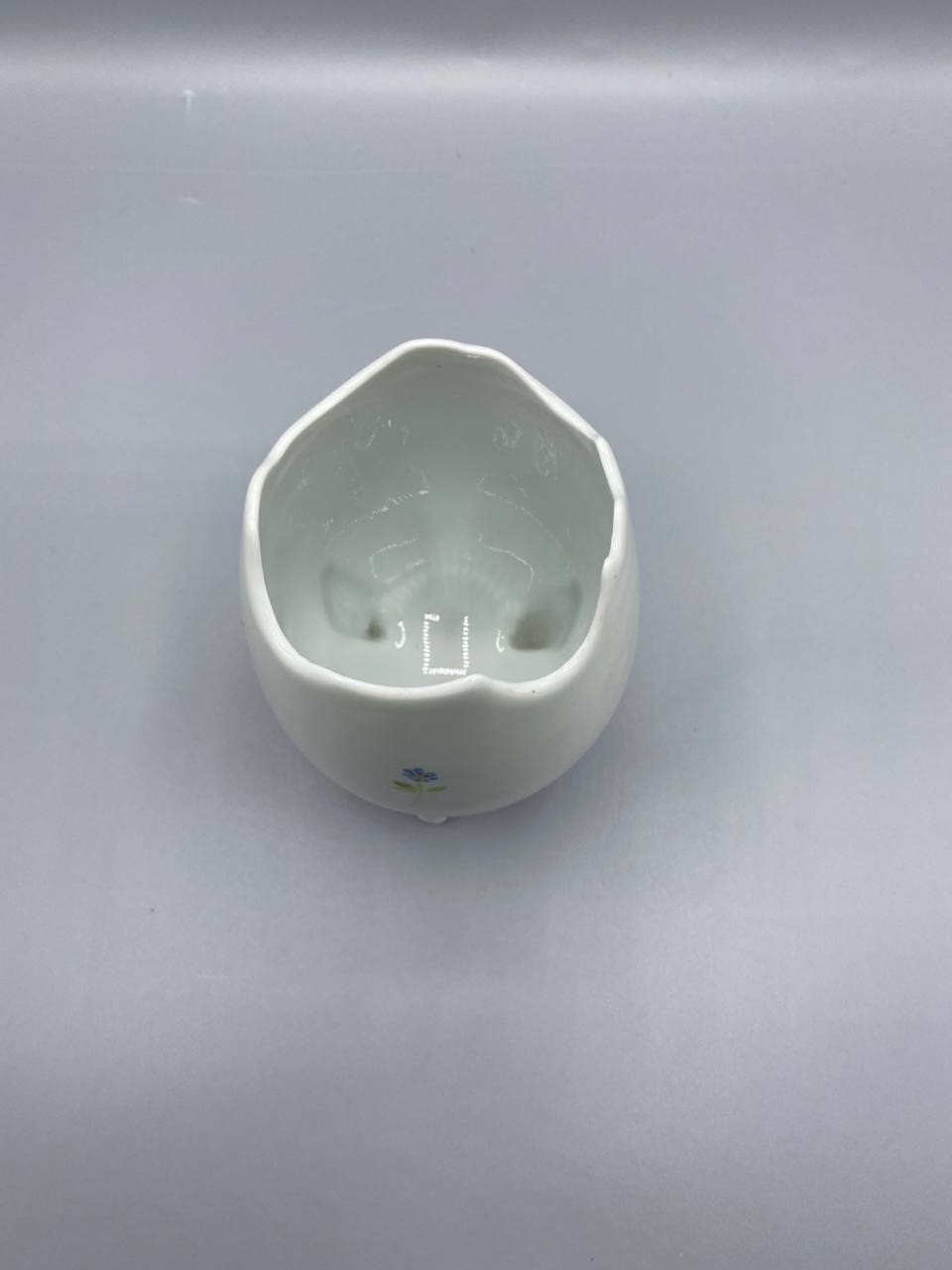 Vase oeuf tripode porcelaine – Décor myosotis peint main – Style romantique