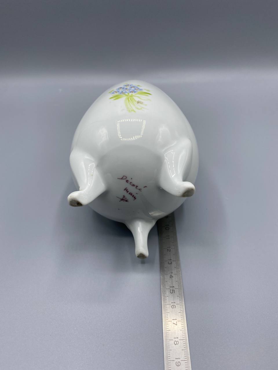 Vase oeuf tripode porcelaine – Décor myosotis peint main – Style romantique