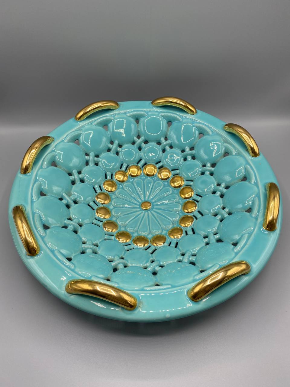 Grande corbeille céramique – Ateliers de Monaco – Dentelle ajourée turquoise et or – Côte d'Azur 1950-1970
