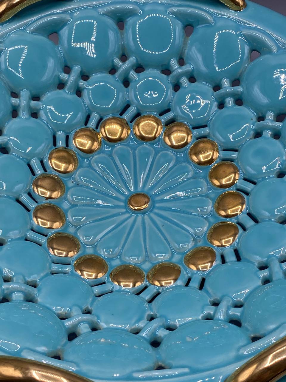 Grande corbeille céramique – Ateliers de Monaco – Dentelle ajourée turquoise et or – Côte d'Azur 1950-1970