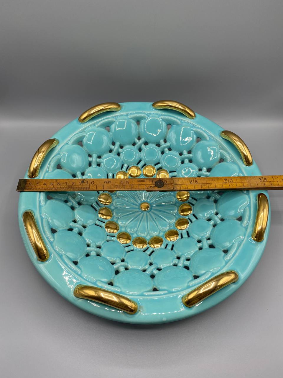 Grande corbeille céramique – Ateliers de Monaco – Dentelle ajourée turquoise et or – Côte d'Azur 1950-1970