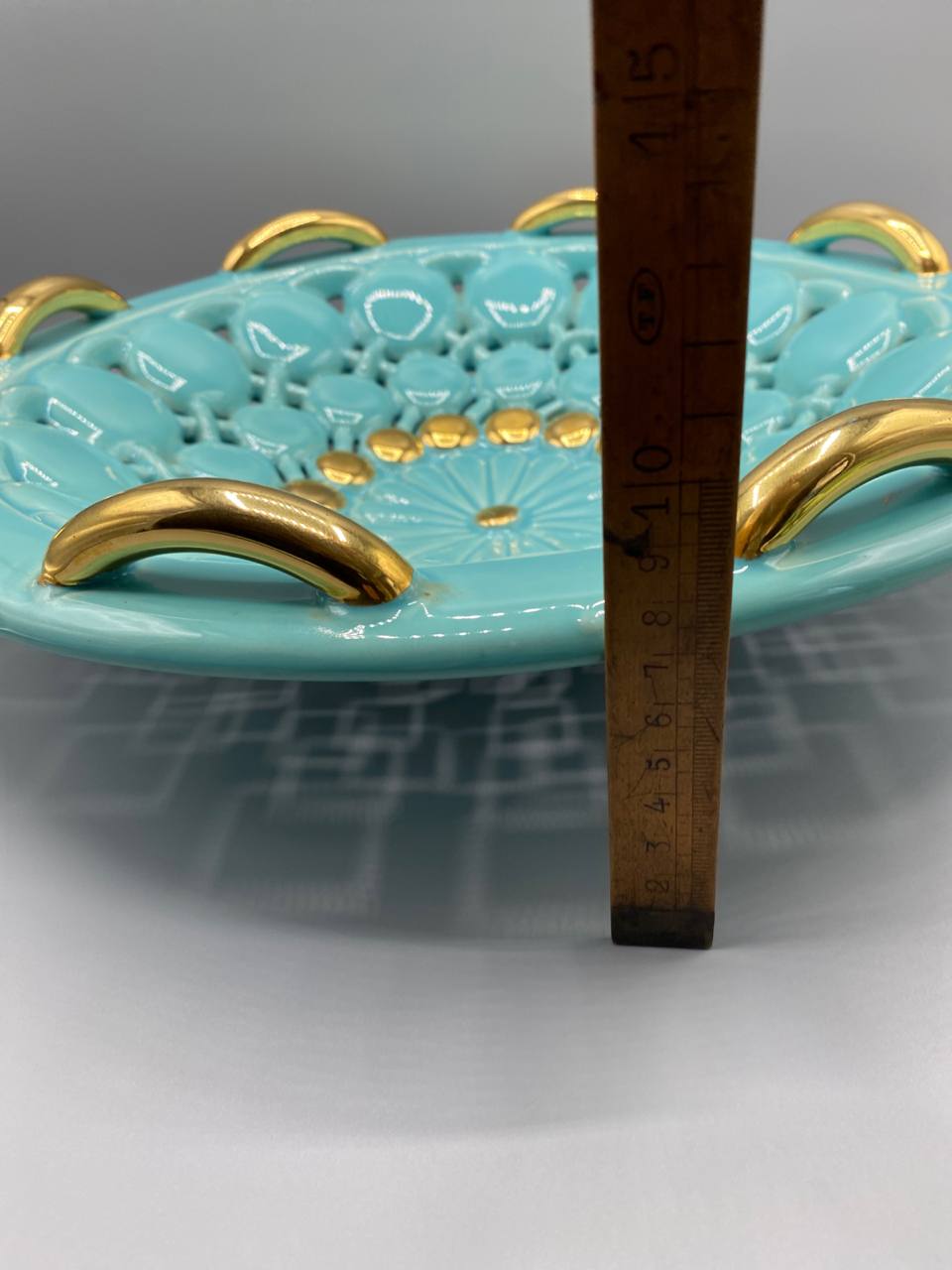 Grande corbeille céramique – Ateliers de Monaco – Dentelle ajourée turquoise et or – Côte d'Azur 1950-1970