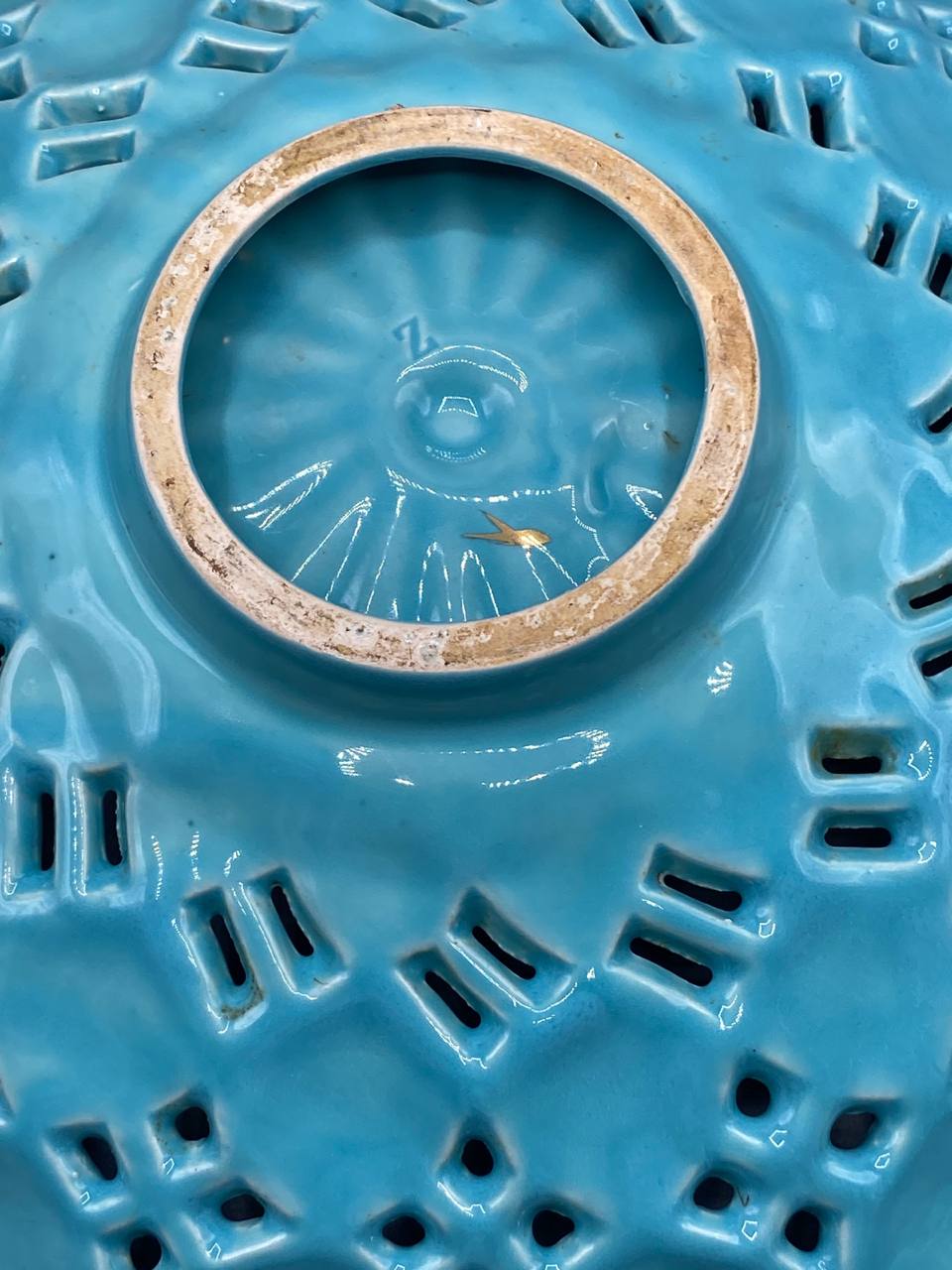 Grande corbeille céramique – Ateliers de Monaco – Dentelle ajourée turquoise et or – Côte d'Azur 1950-1970