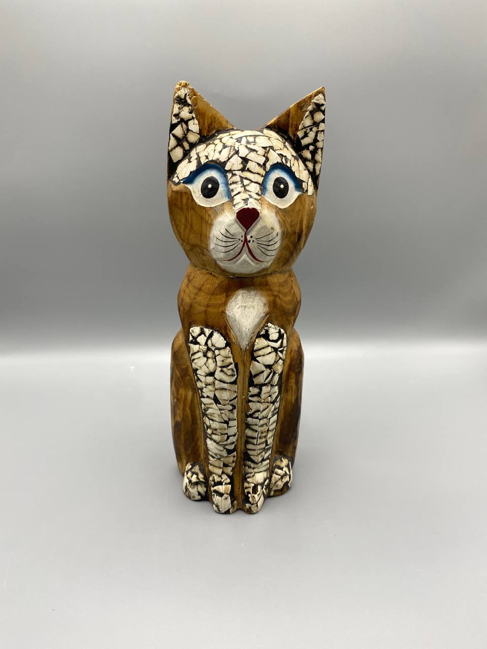 Chat assis bois sculpté laqué craquellé – Yeux bleus – Artisanat Indonésie