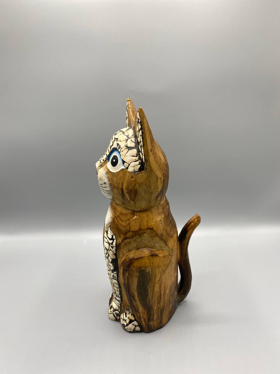 Chat assis bois sculpté laqué craquellé – Yeux bleus – Artisanat Indonésie