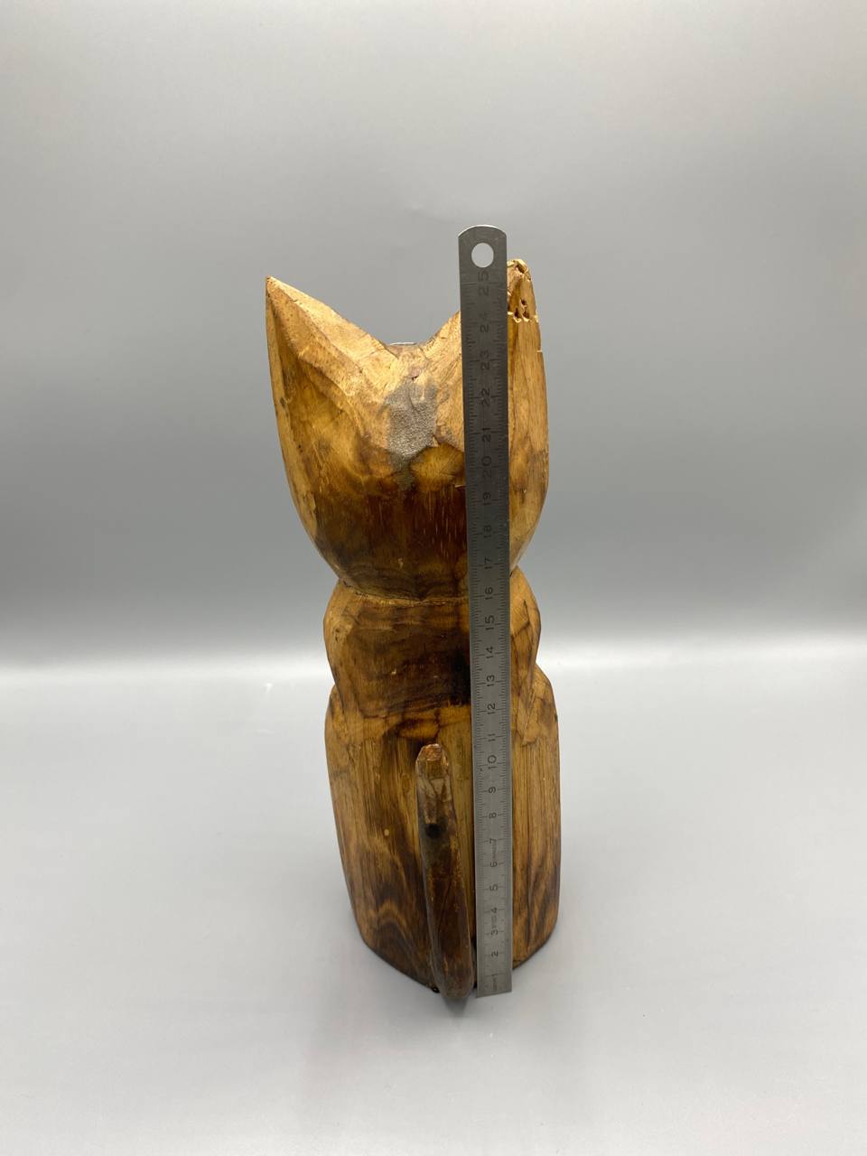 Chat assis bois sculpté laqué craquellé – Yeux bleus – Artisanat Indonésie