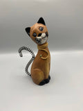 Chat assis bois sculpté doré – Queue ressort métal – Clochette dorée – Artisanat Indonésie