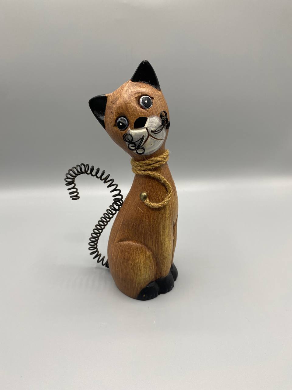 Chat assis bois sculpté doré – Queue ressort métal – Clochette dorée – Artisanat Indonésie