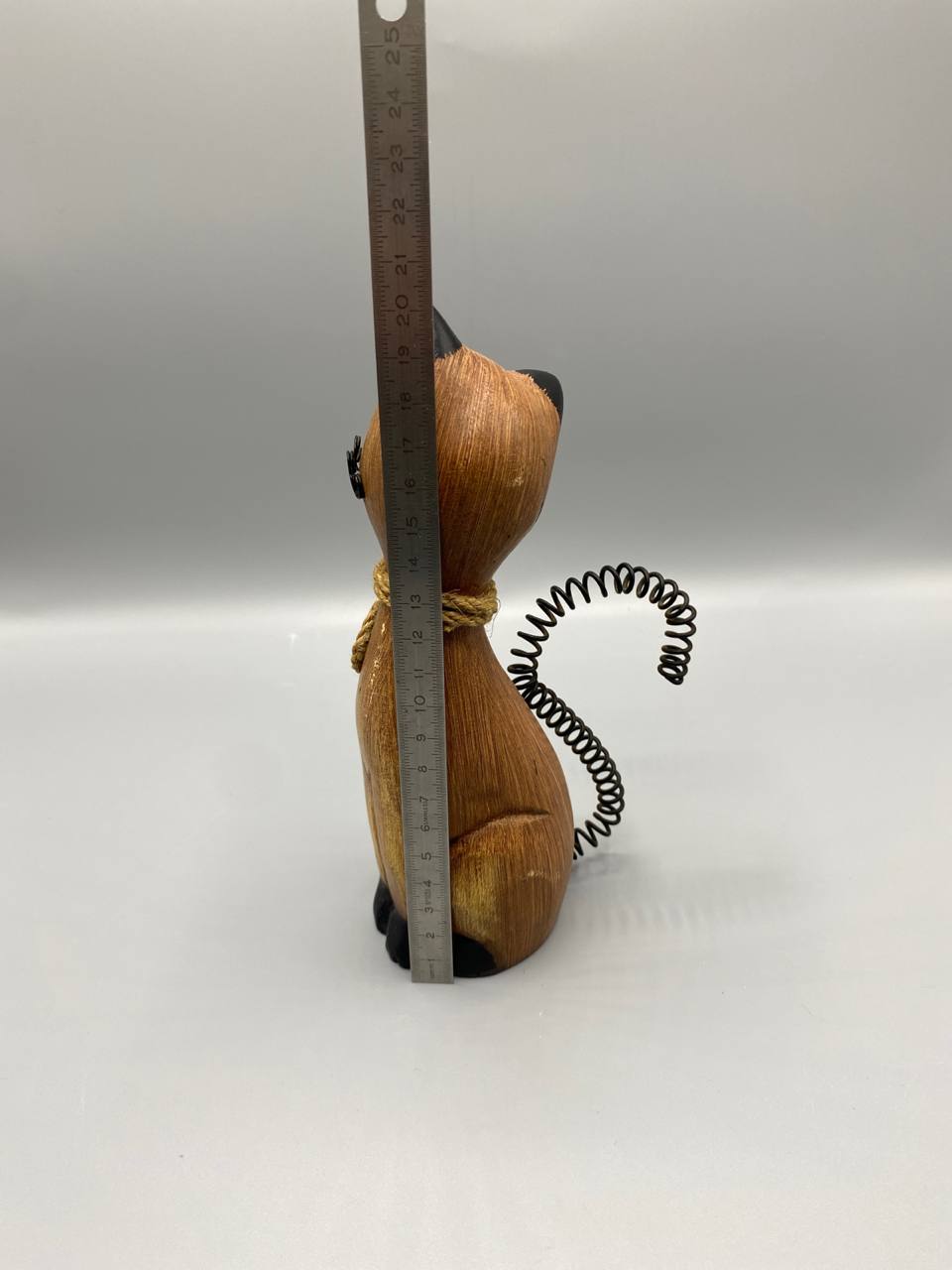 Chat assis bois sculpté doré – Queue ressort métal – Clochette dorée – Artisanat Indonésie