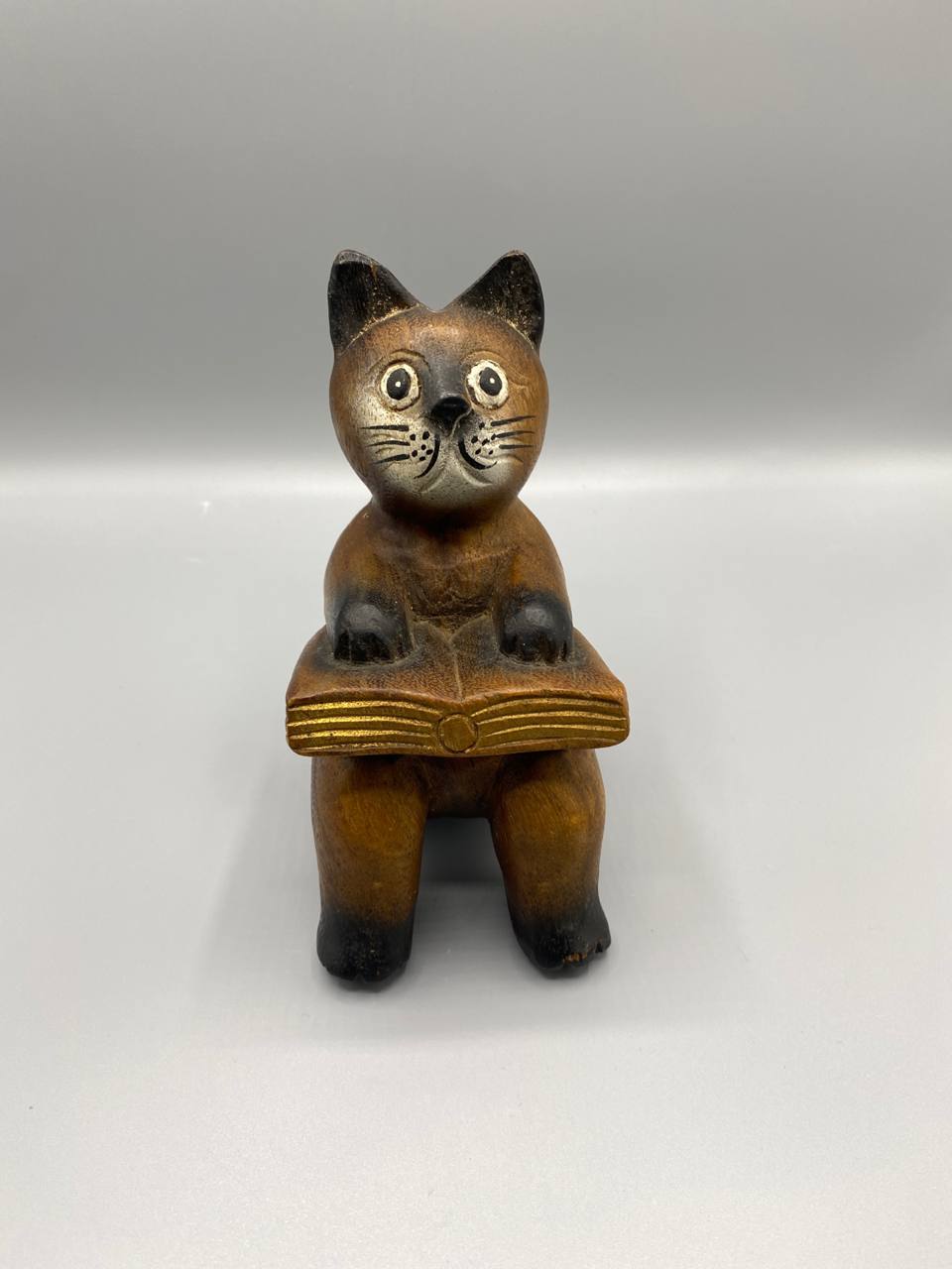 Chat lecteur bois sculpté – Figurine chat assis avec livre doré – Artisanat Indonésie